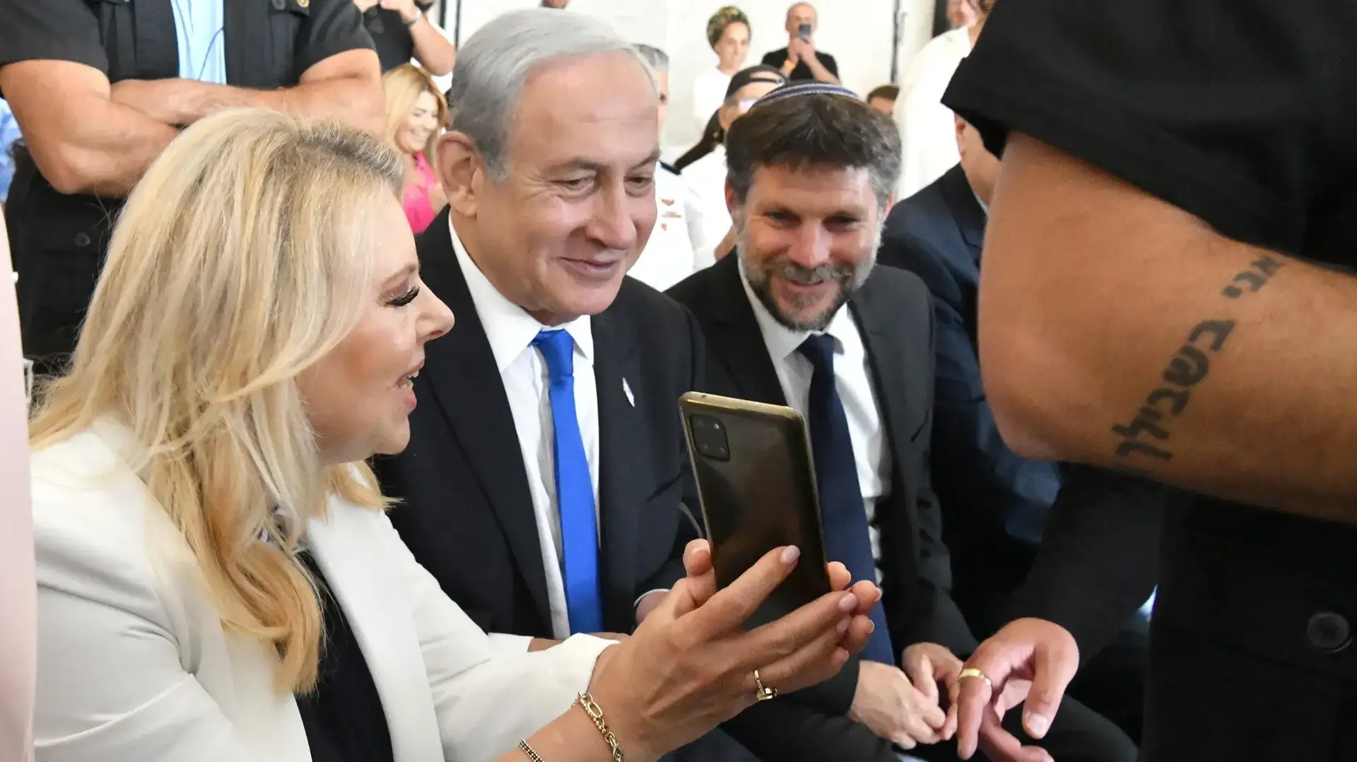 ראש הממשלה בנימין נתניהו, רעייתו שרה, שר האוצר בצלאל סמוטריץ' בהשקת הרכבת הקלה, 17 באוגוסט 2023