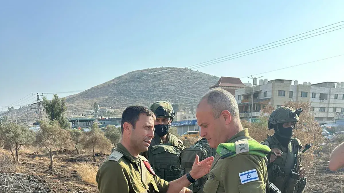 מפקד אוגדת איו"ש, תת-אלוף אבי בלוט ומפקד פיקוד המרכז, אלוף יהודה פוקס וגיעו הגיע לזירת פיגוע הירי בחווארה. 19 באוגוסט