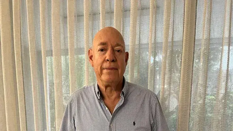 צבי נטע עם תמונה של הצייר הרמן שטרוק