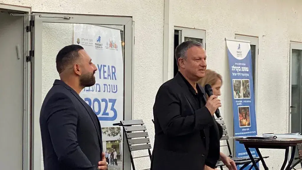 אראל מרגלית, מייסד ויו"ר JVP עם בוגרי התכונית במזרח ירושלים