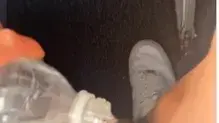 נוסע שפך מים על רגל של הנוסע מאחוריו נוסע שפך מים על רגל של הנוסע מאחוריו