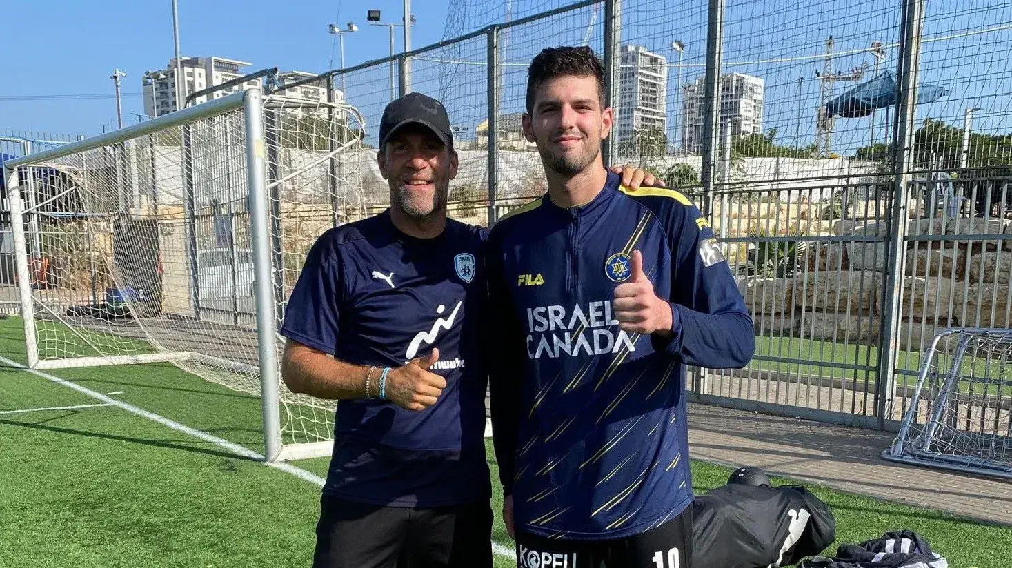 דניאל טננבאום שוער מכבי תל אביב עם גיא סולומון מאמן השוערים של נבחרת הנוער