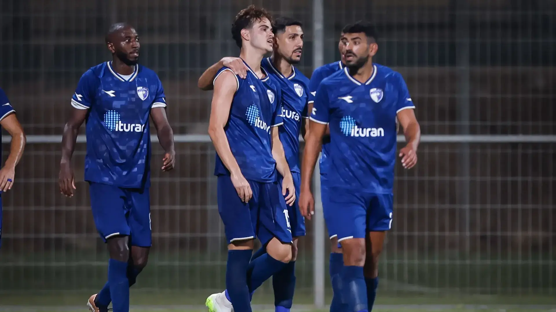 שחקני עירוני קרית שמונה חוגגים עם אריאל שרצקי: עאיד חבשי, רועי זיקרי שחקני עירוני קרית שמונה חוגגים עם אריאל שרצקי: עאיד חבשי, רועי זיקרי