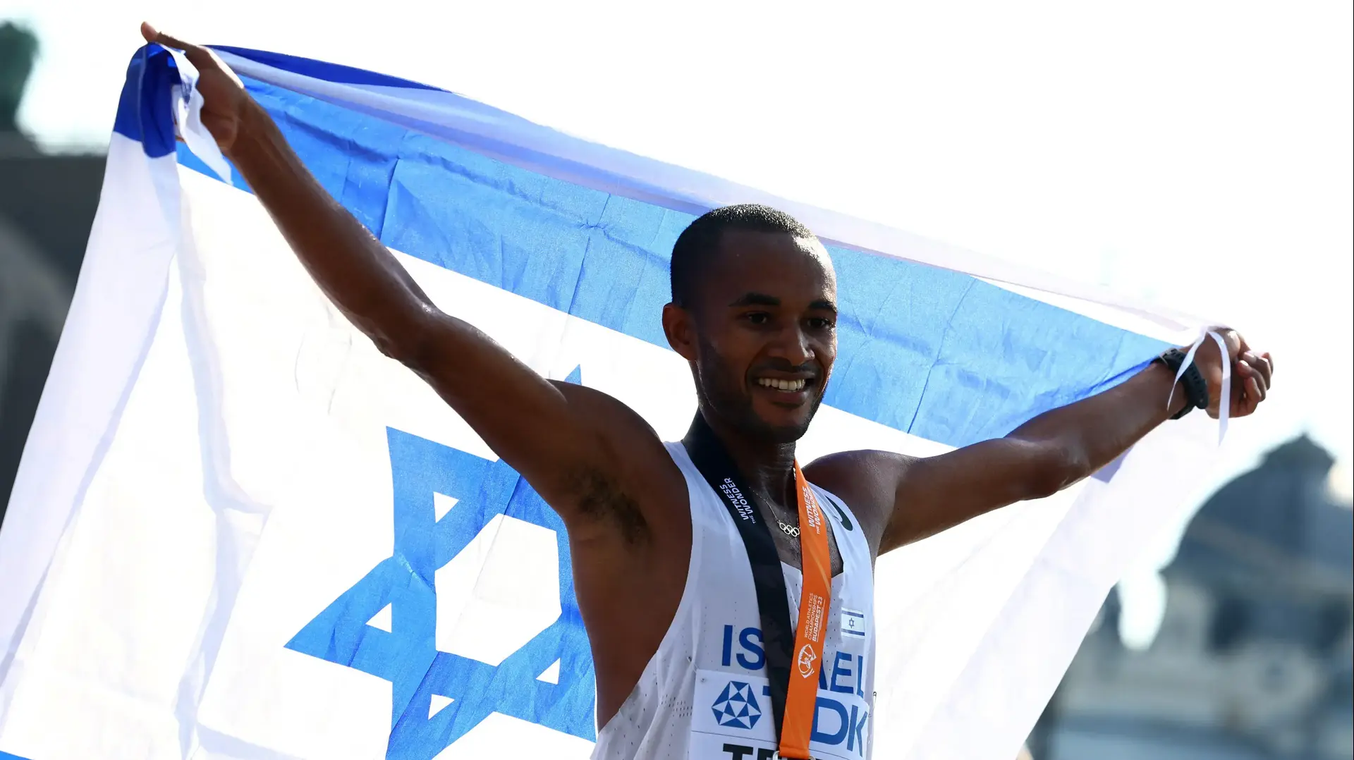 המרתוניסט מארו טפרי אחרי הזכייה במדליית הכסף באליפות העולם