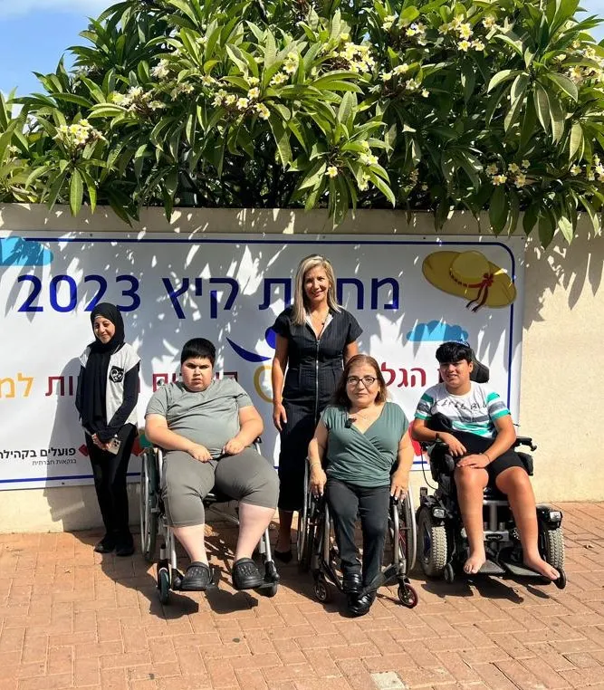 נעמה הלוי פאר עם חניכי עמותת בית הגלגלים
