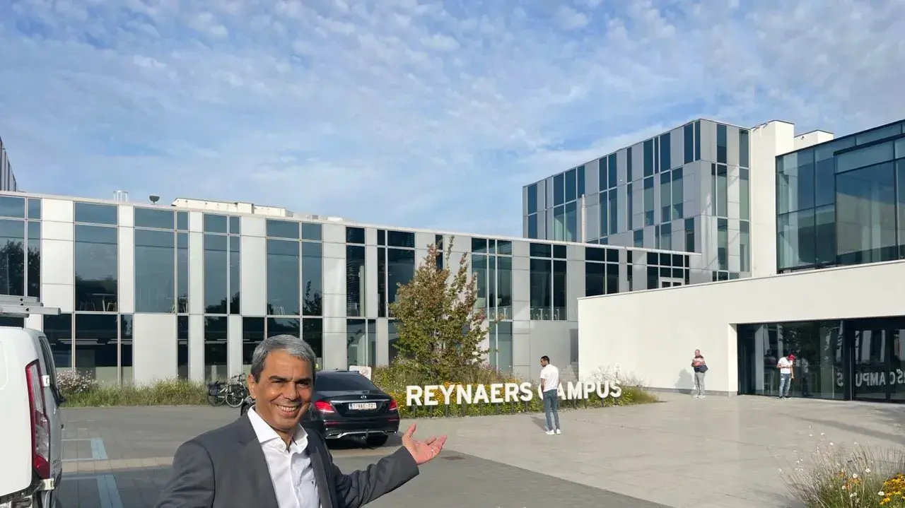 פרדי אבוקרט מנכ"ל קליל על רקע משרדי הנהלת REYNARS בבלגיה
