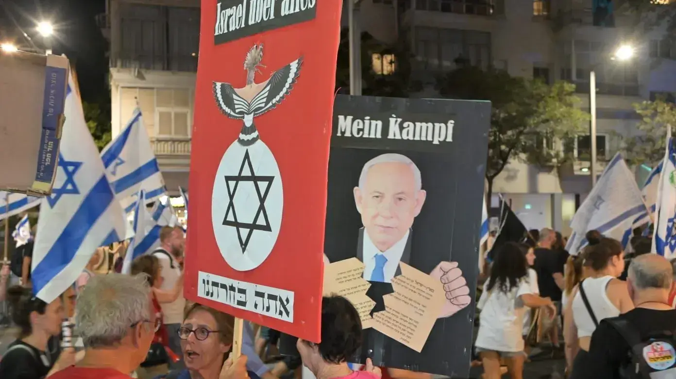 שלט נגד נתניהו בו הוא מוצג כהיטלר בהפגנה 31 באוגוסט 2023