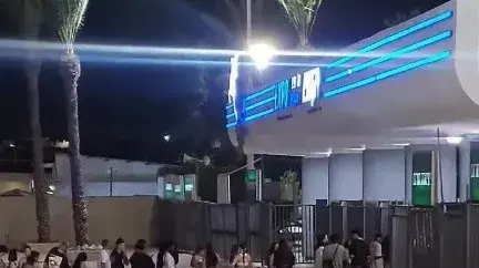 קהל ממתין מחוץ לביתן 2 באקספו תל אביב להכנס להופעתו של הזמר REMA, שבוטלה כשעה לפני הזמן המתוכנן למופע