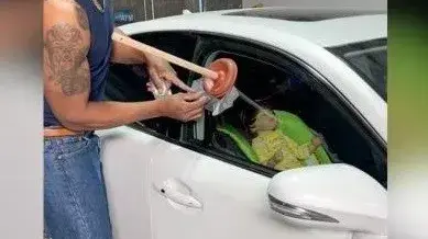 פותח חלון רכב עם פומפה
