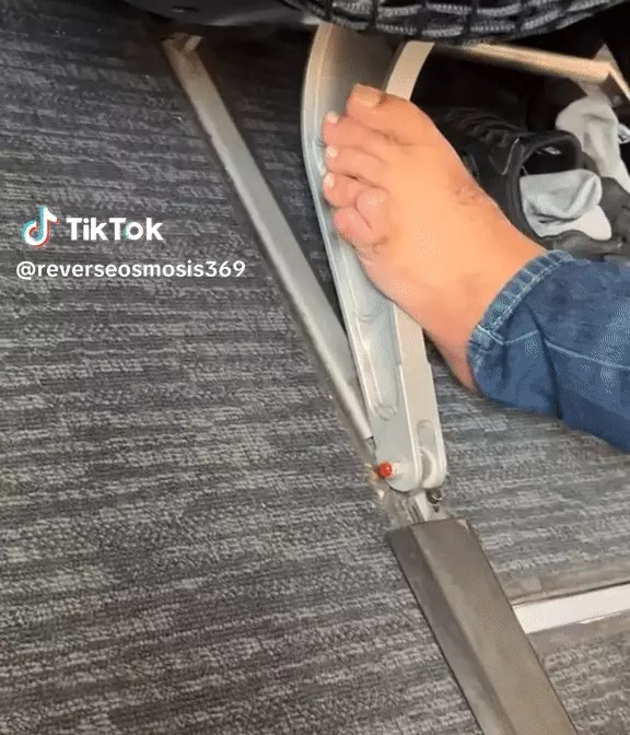 נוסע עם 6 אצבעות ברגל בטיסה