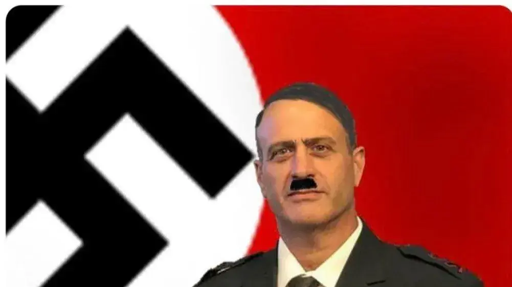 אלוף פיקוד מרכז יהודה פוקס במדי SS מוצג כהיטלר