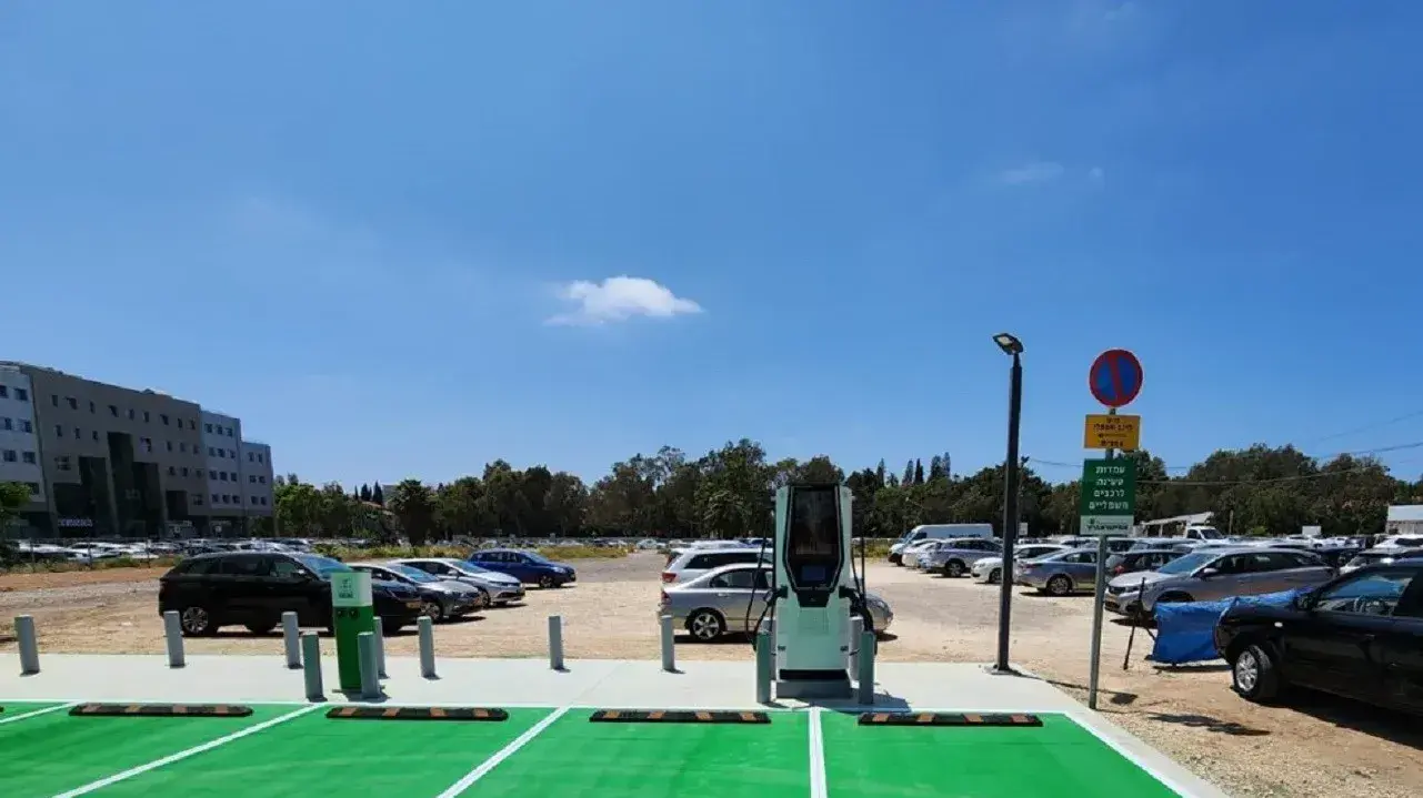 עמדת טעינה מהירה ראשונה של אמישראגז אמישראגרין בהרצליה