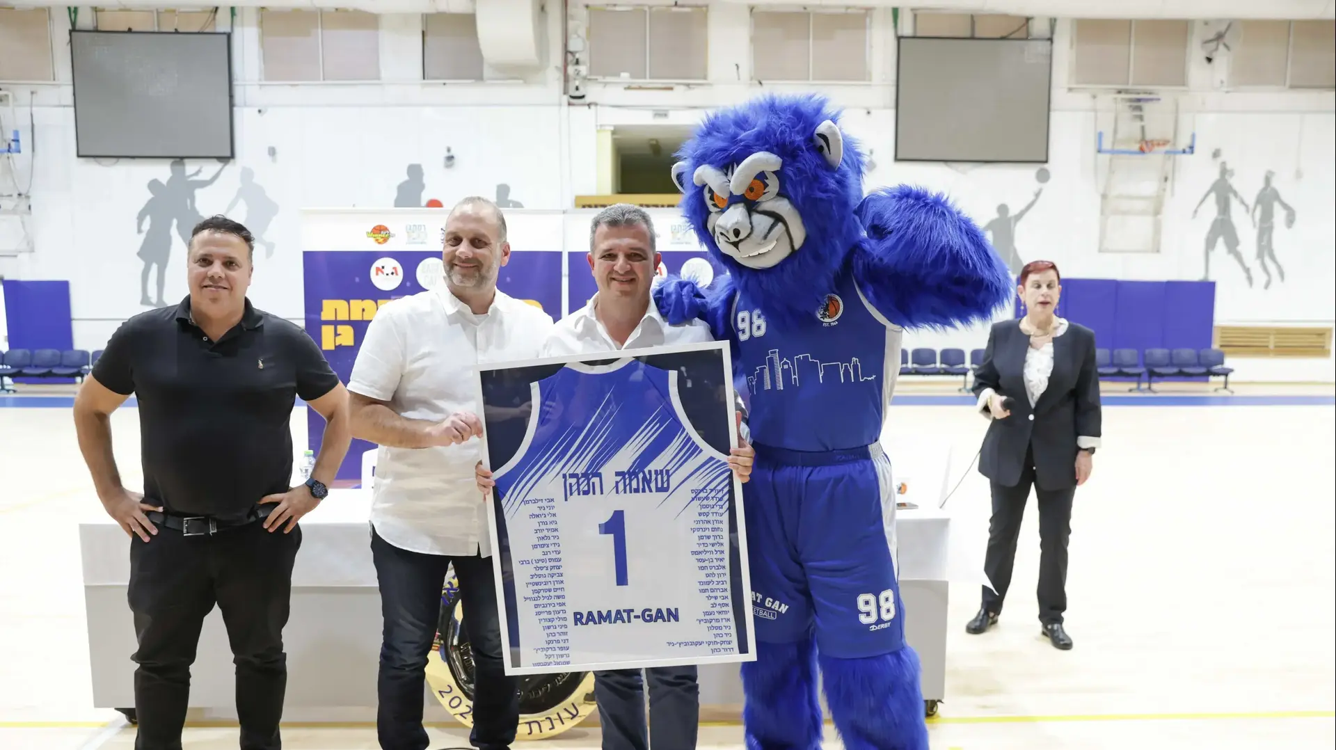 גורי הגורילה, עירוני רמת גן עם ראש העיר כרמל שאמה הכהן והיו"ר חן שניידרמן