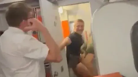 זוג נתפס מקיים יחסי מין בשירותים במטוס זוג נתפס מקיים יחסי מין בשירותים במטוס
