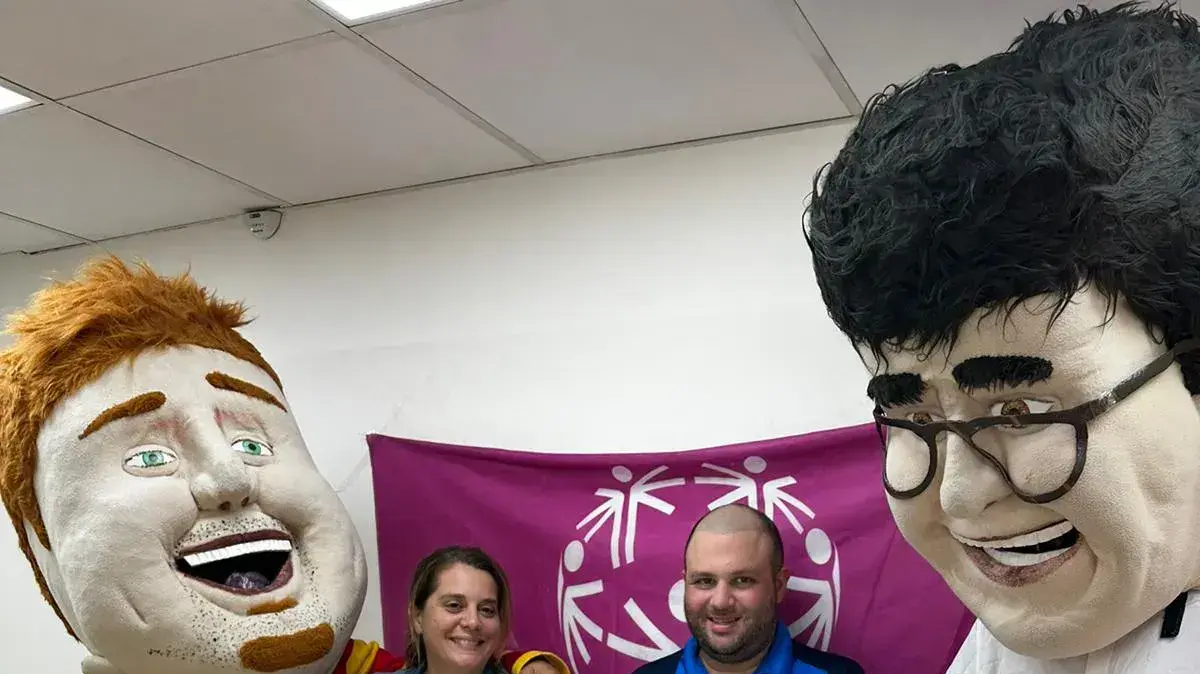 הכדורים החתומים של סביולה וראובן עטר הוענקו לספיישל אולימפיקס על ידי הטוטו בנוכחות דאבל ופס הכדורים החתומים של סביולה וראובן עטר הוענקו לספיישל אולימפיקס על ידי הטוטו בנוכחות דאבל ופס
