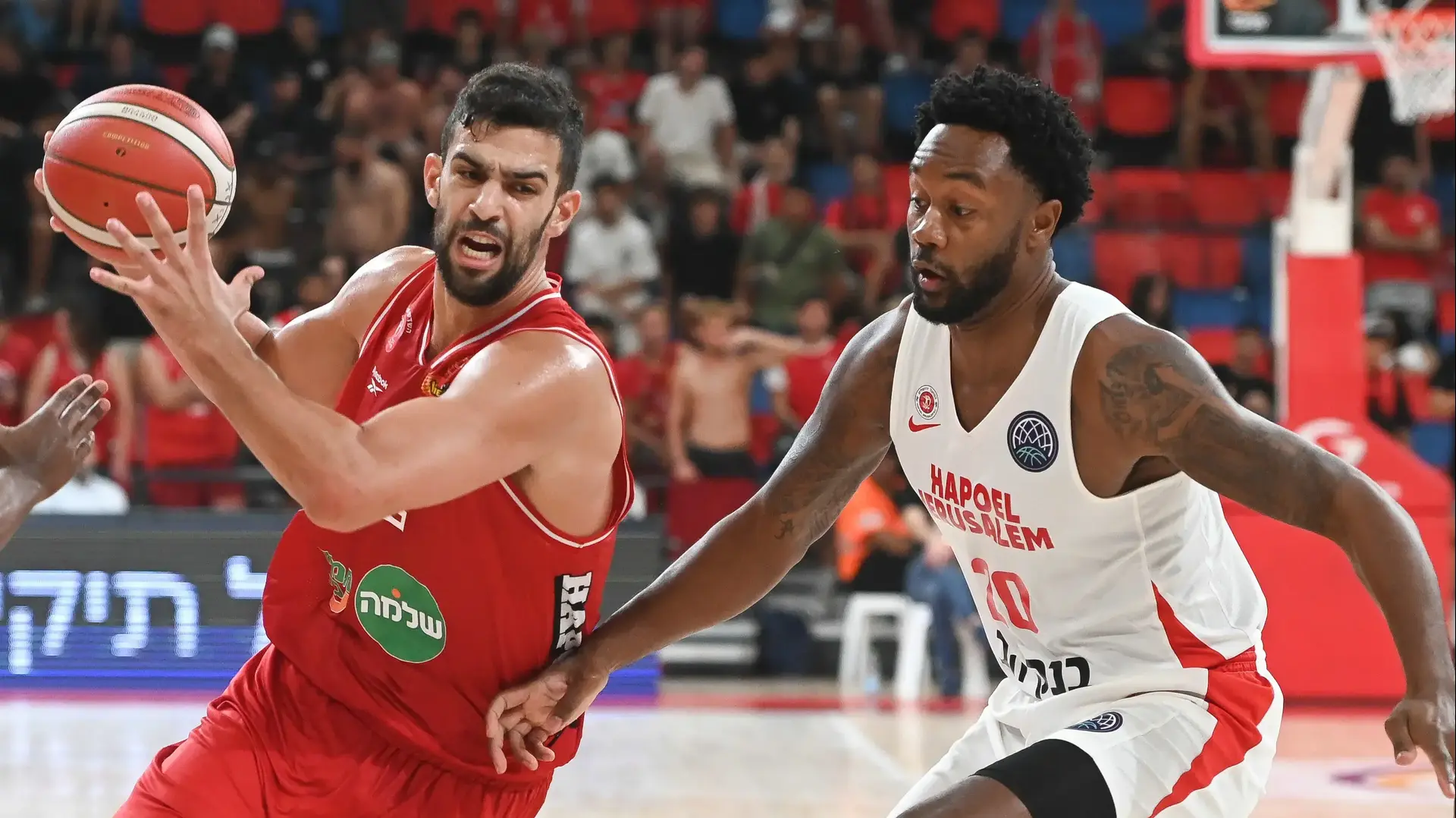 שחקן הפועל תל אביב תומר גינת מול שחקן הפועל ירושלים ליוואי רנדולף שחקן הפועל תל אביב תומר גינת מול שחקן הפועל ירושלים ליוואי רנדולף