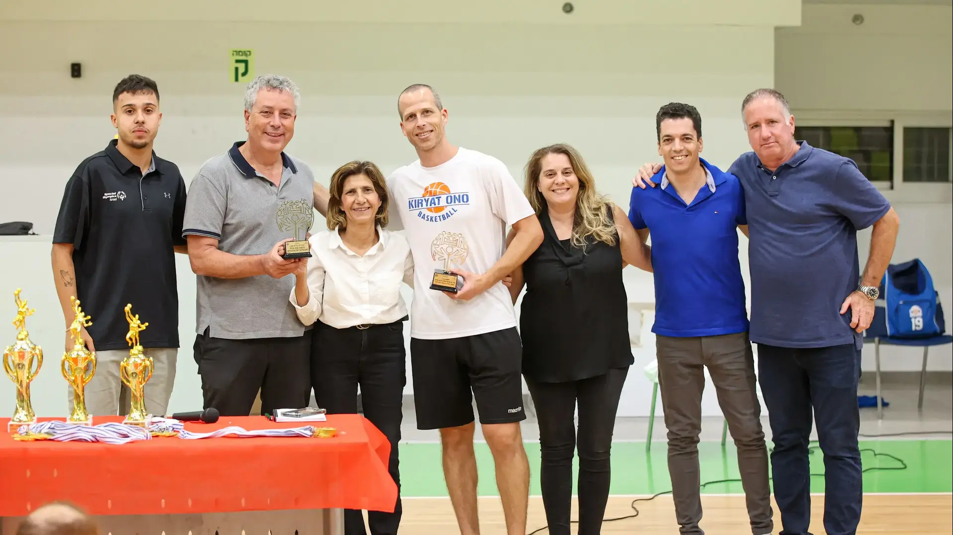 עומדים מימין לשמאל: דודי מור - מנהל מחלקת הספורט בעיריית קרית אונו, ניר פס - מנכ״ל אגודת ׳דור העתיד קרית אונו׳ כדורסל, שרון לוי בלנגה, מנכ"לית ספיישל אולימפיקס, שמוליק ברנר - מנהל מקצועי אגודת ׳דור העתיד קרית אונו׳ כדורסל, עו״ד אלונה בומגרטן - מחזיקת תיק הספורט בקרית אונו , ישראל גל - ראש העיר קרית אונו, אריאל ברק, מנהל ענף הכדורסל עומדים מימין לשמאל: דודי מור - מנהל מחלקת הספורט בעיריית קרית אונו, ניר פס - מנכ״ל אגודת ׳דור העתיד קרית אונו׳ כדורסל, שרון לוי בלנגה, מנכ"לית ספיישל אולימפיקס, שמוליק ברנר - מנהל מקצועי אגודת ׳דור העתיד קרית אונו׳ כדורסל, עו״ד אלונה בומגרטן - מחזיקת תיק הספורט בקרית אונו , ישראל גל - ראש העיר קרית אונו, אריאל ברק, מנהל ענף הכדורסל