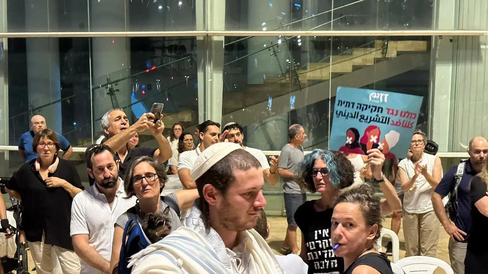 עימותים בכיכר הבימה בעקבות תפילה המונית שהיה בה הפרדה מגדרית. 24 בספטמבר 2023