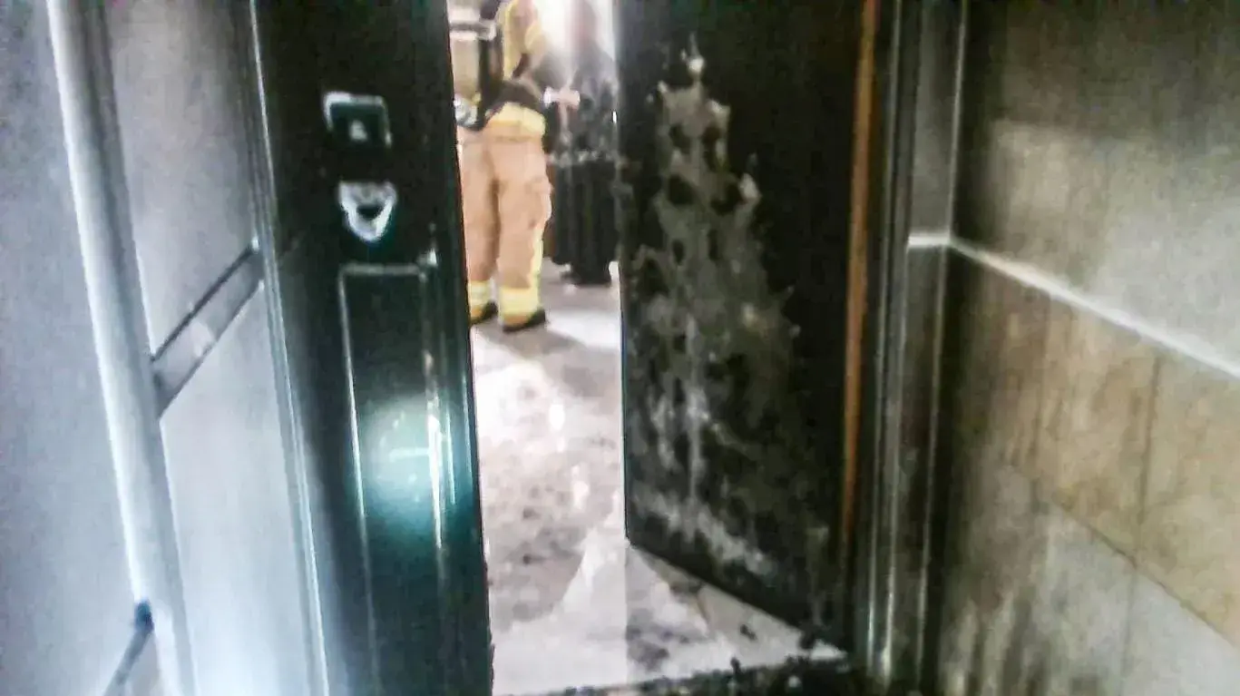 הצהרת תובע כנגד חשוד בהצתת דלת דירת מגורים בביתר עלית על רקע סכסוך כספי.