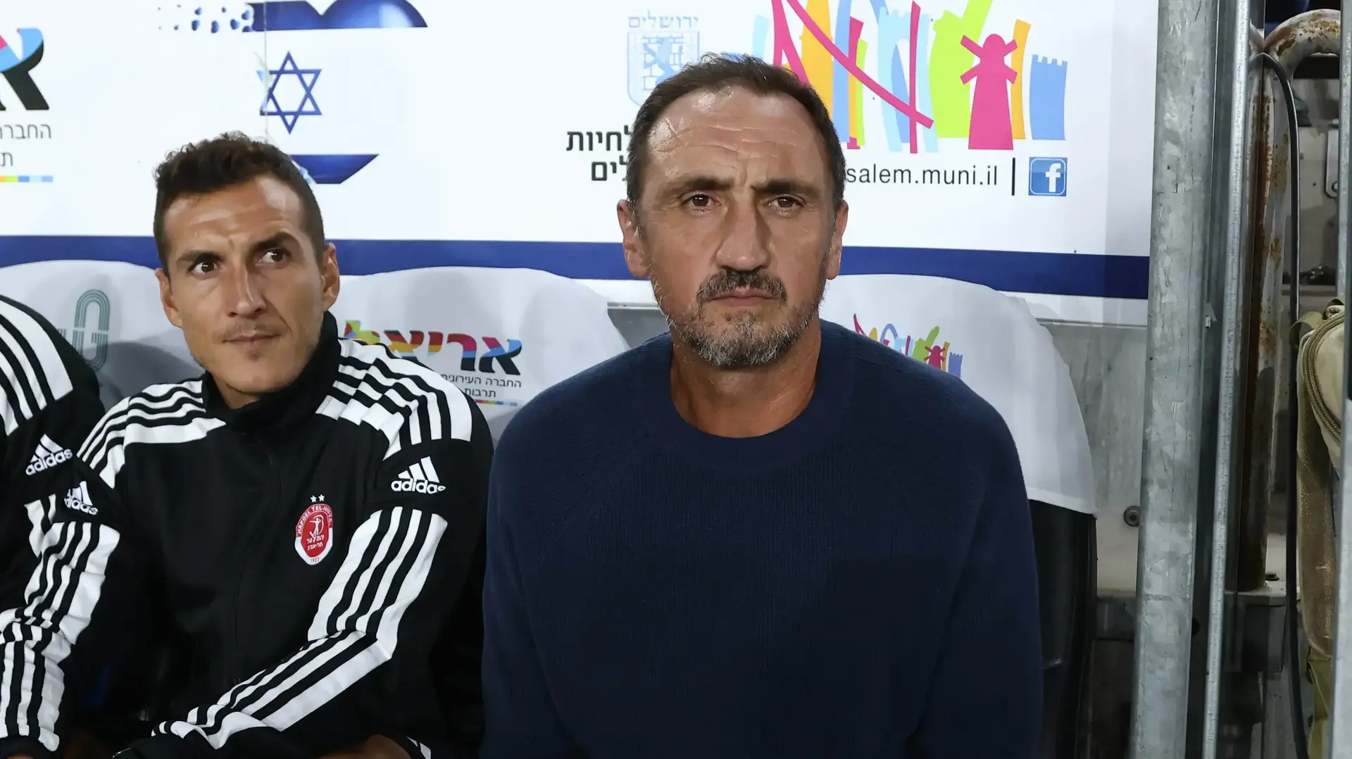 מייקל ולקאניס מאמן הפועל תל אביב, ליד עוזרו בורחה למה