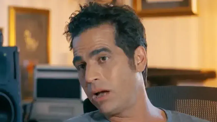 אביב גפן משוחח עם ליאור דיין בקטע מהסרט "אבא. סיפור" העוסק ביהונתן גפן