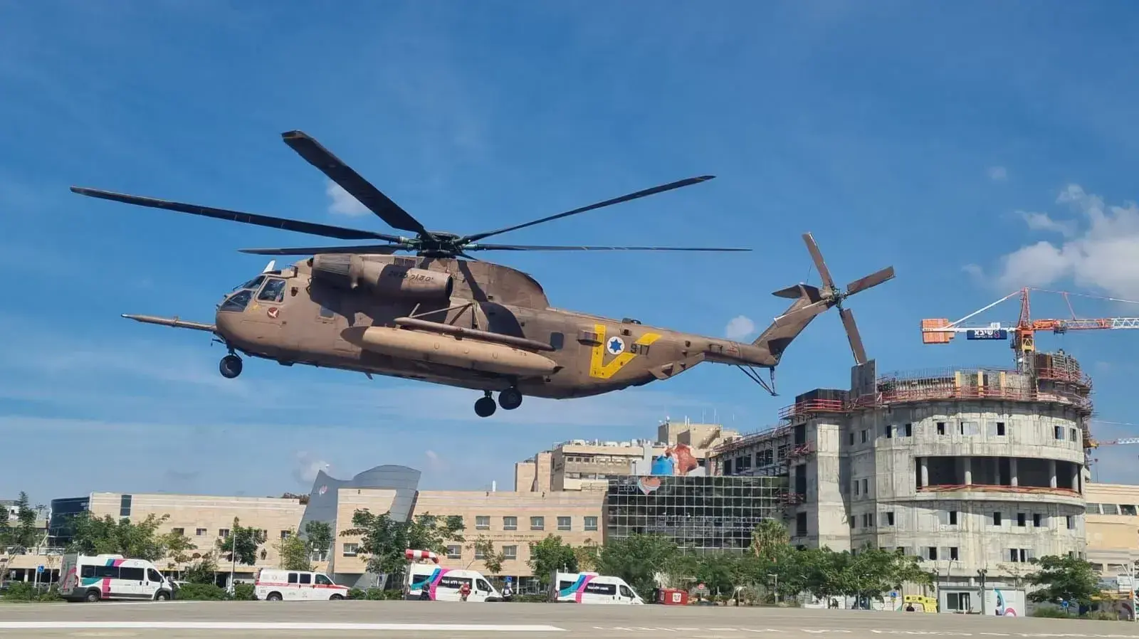 פינוי פצועים באמצעות מסוק. בית החולים שיב"א תל השומר
