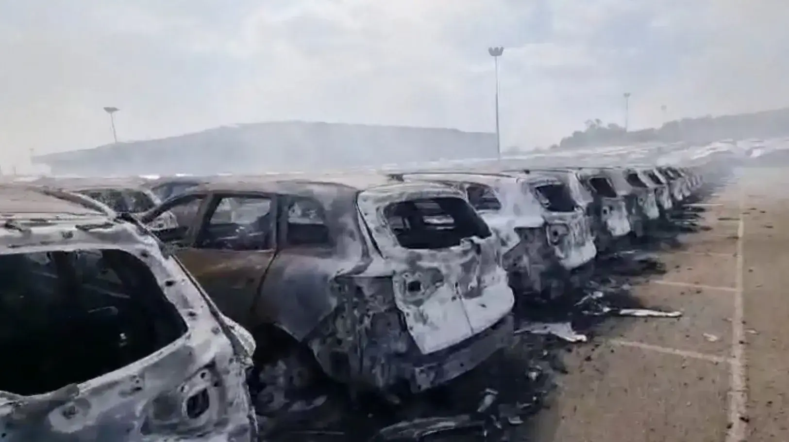 מכוניות רנו, ניסאן, צ'רי ודאצ'יה שנשרפו מפגיעת רקטות במתקן ההכנה למסירה של פריסבי (קרסו) בפארק ראם