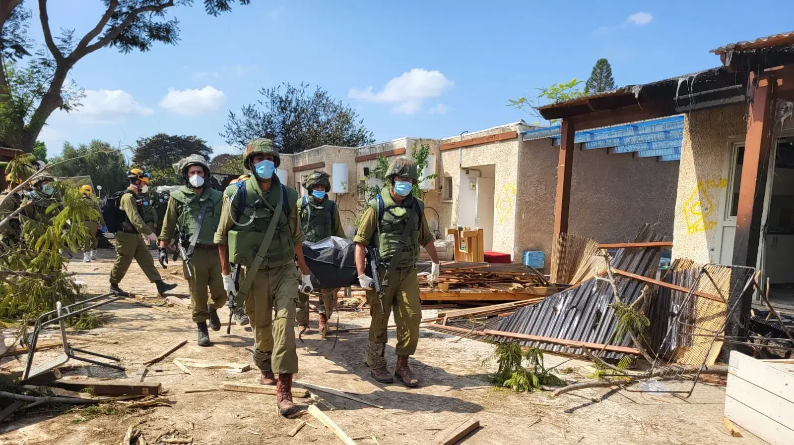 חיילי צה"ל מפנים גופות, כפר עזה, 10 באוקטובר 2023
