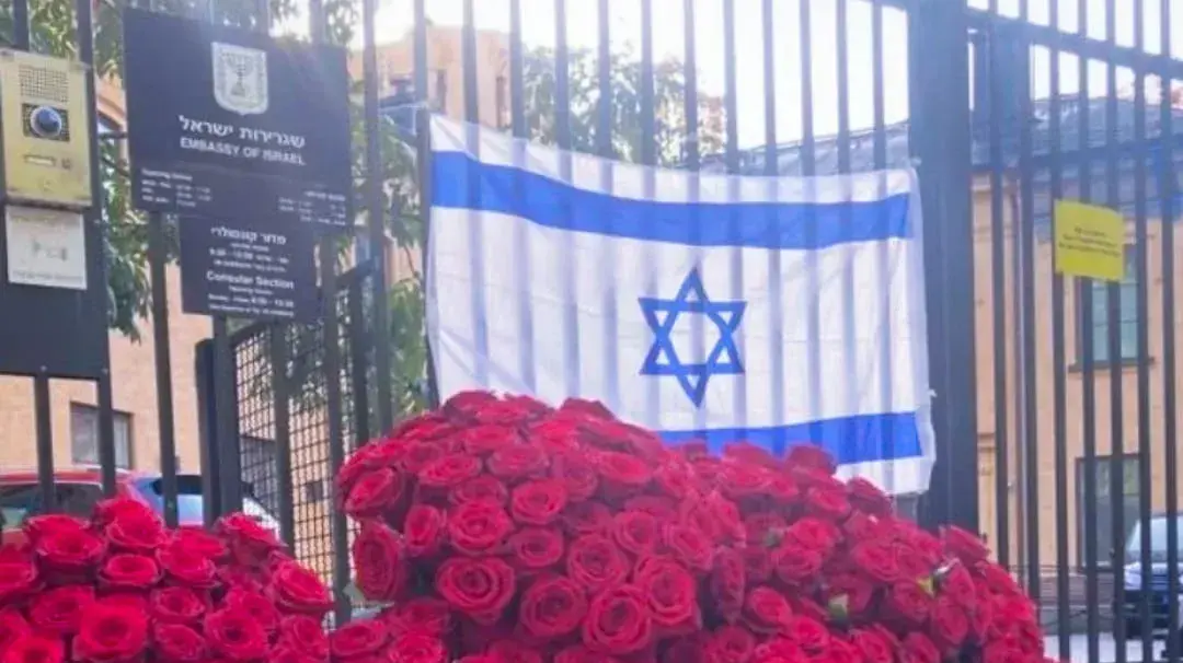 900 ורדים הונחו בשגרירות ישראל בשטוקהולם לזכר 900 נרצחים ע"י חמאס