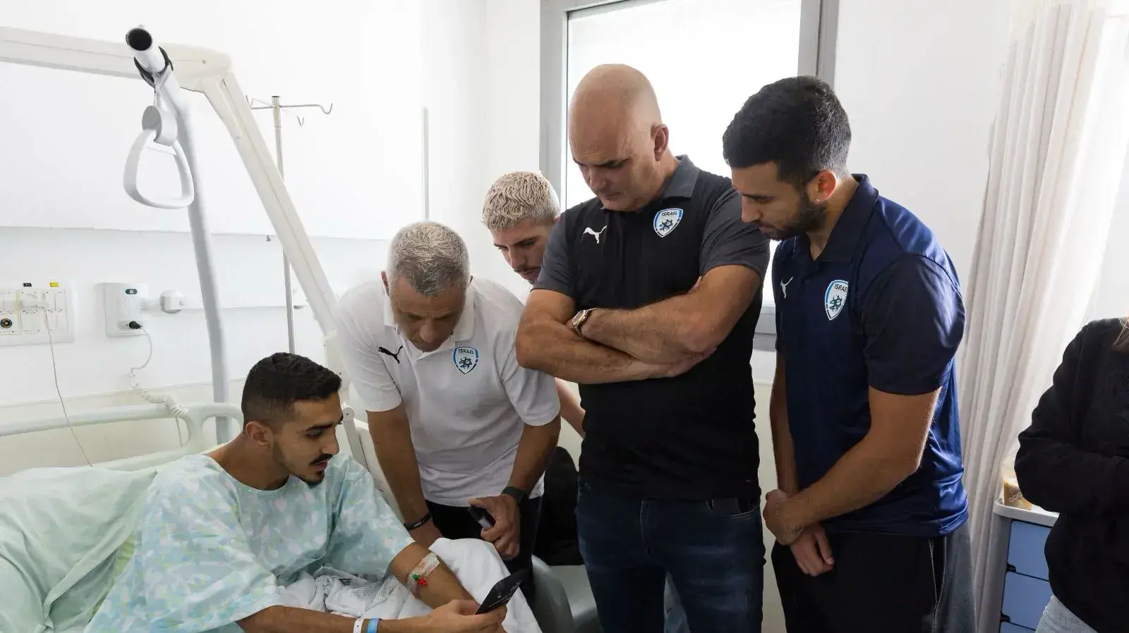 אלון חזן, אופיר חיים, מאמני הנבחרות מבקרים פצועים בבית החולים אסותא