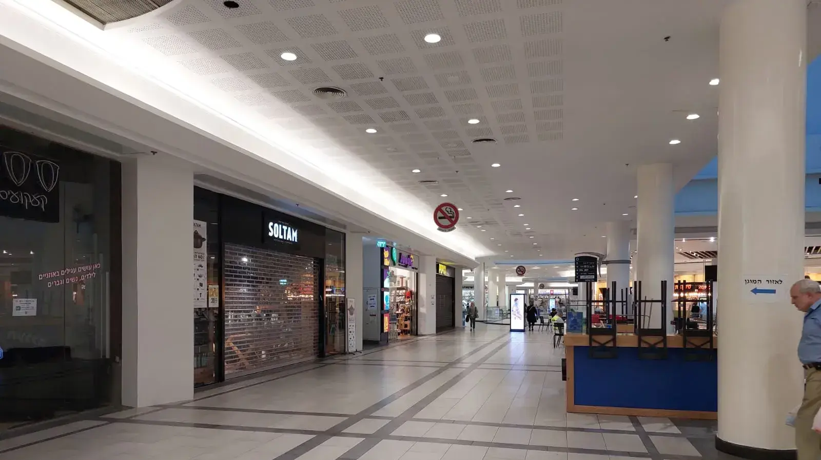 חנויות סגורות בגרנד קניון בחיפה בימי המלחמה בדרום