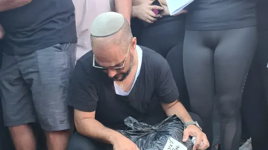 משה אסולין קובר את אחיו ליאור אסולין ז"ל עם חפציו
