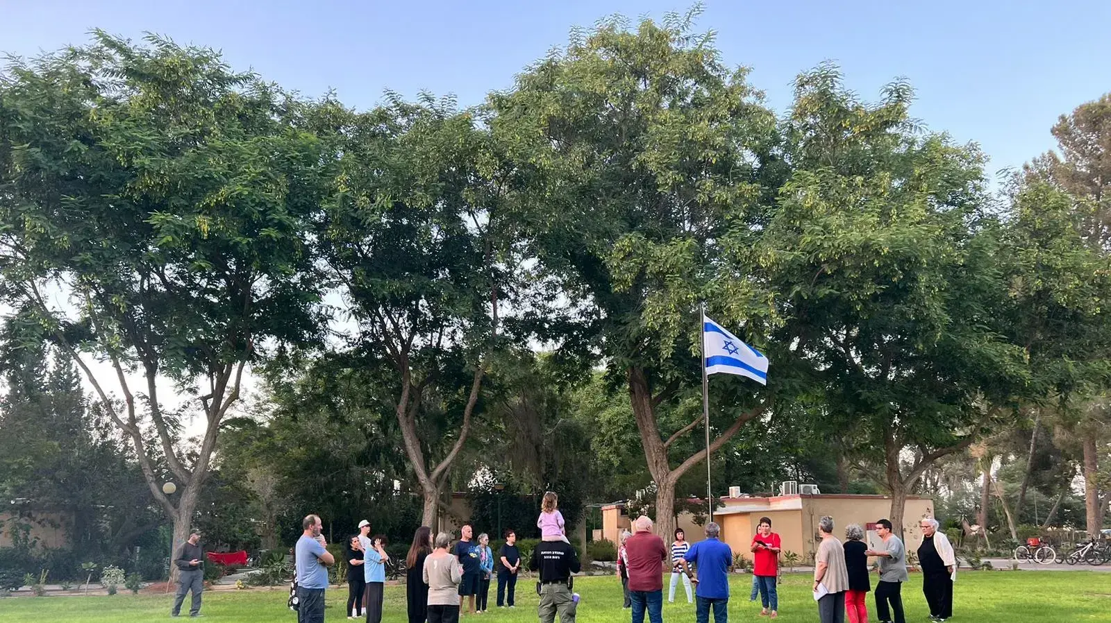 אלפי חברי ובני קיבוצים בכל רחבי הארץ מתכנסים לזכר נרצחי מתקפת הטרור שהתרחשה בעוטף עזה. דגל ישראל הורד לחצי התורן בכל הקיבוצים.12 באוקטובר 2023