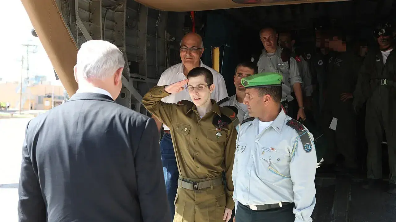 גלעד שליט עם ראש הממשלה נתניהו בעת שחרורו