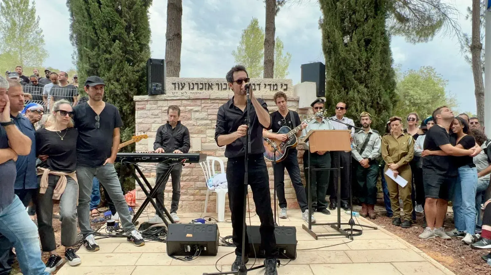 עברי לידר מופיע בהלווייתו של אביב ברעם, שנהרג ביום הראשון של מלחמת עזה.ברעם היה לוחם בכיתת הכוננות של הקיבוץ. הוא עבד כמנהל הבמה של עברי לידר ושל חנן בן ארי. שני הזמרים הופיעו בהלווייתו. 15 באוקטובר 2023