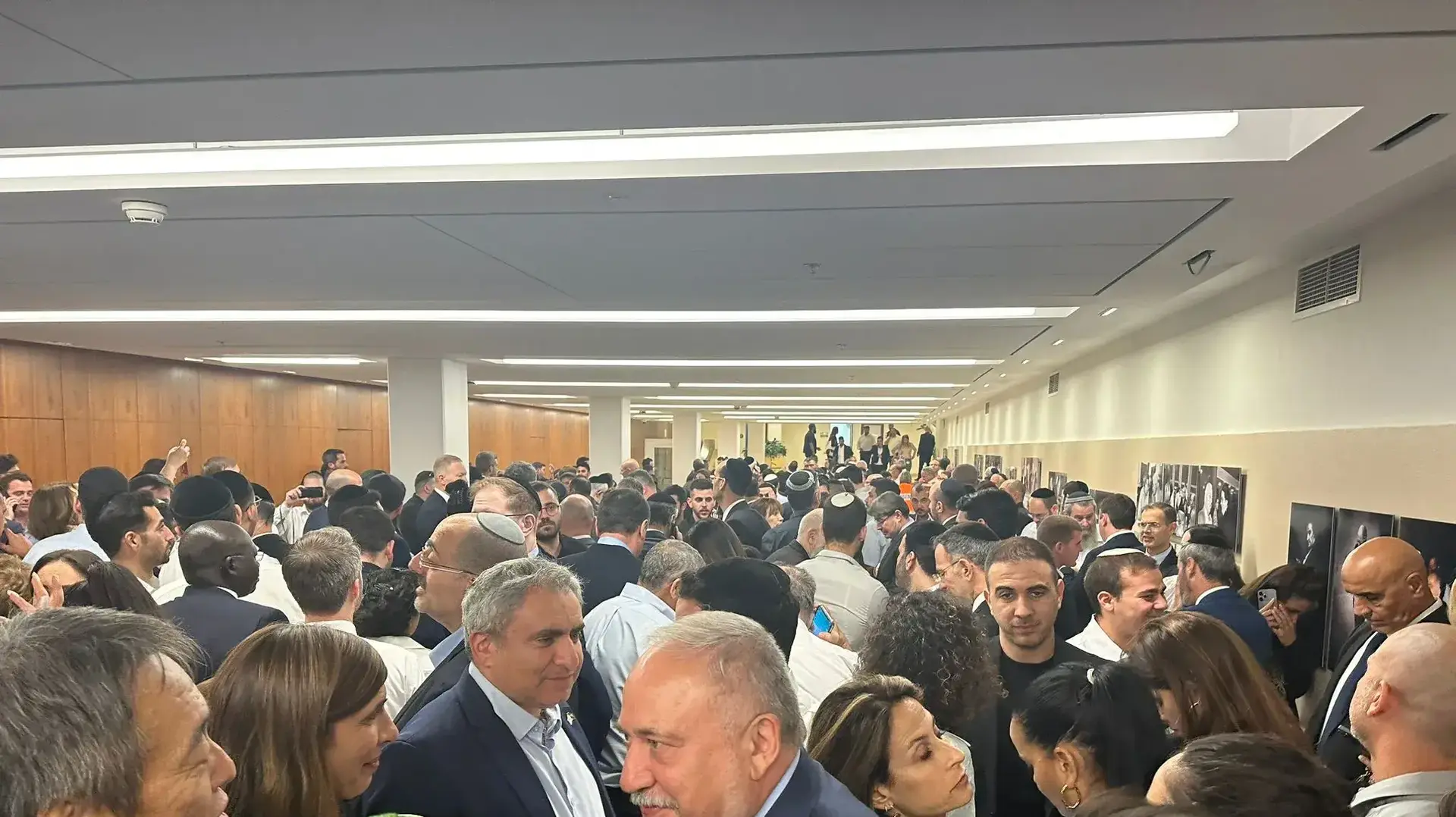 מליאת הכנסת מתרוקנת בזמן אזעקת צבע אדום. 16 באוקטובר 2023.