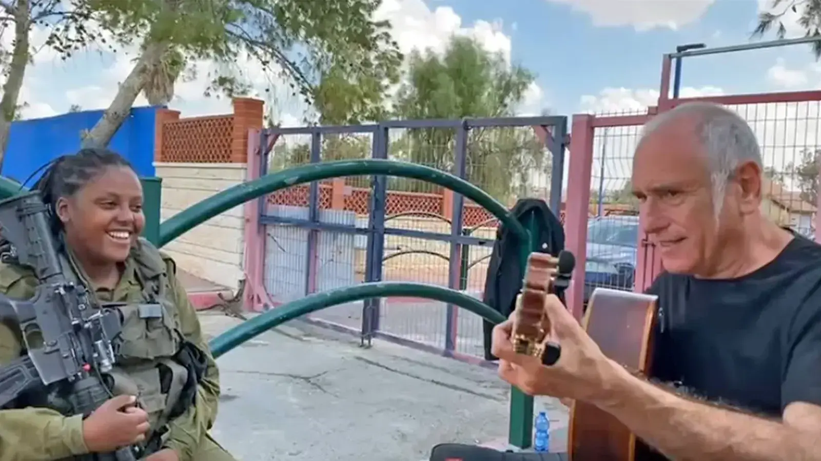 דויד ברוזה שר עם החיילת אושר בניסו באופקים בזמן מלחמת עזה, 16 באוקטובר 2023