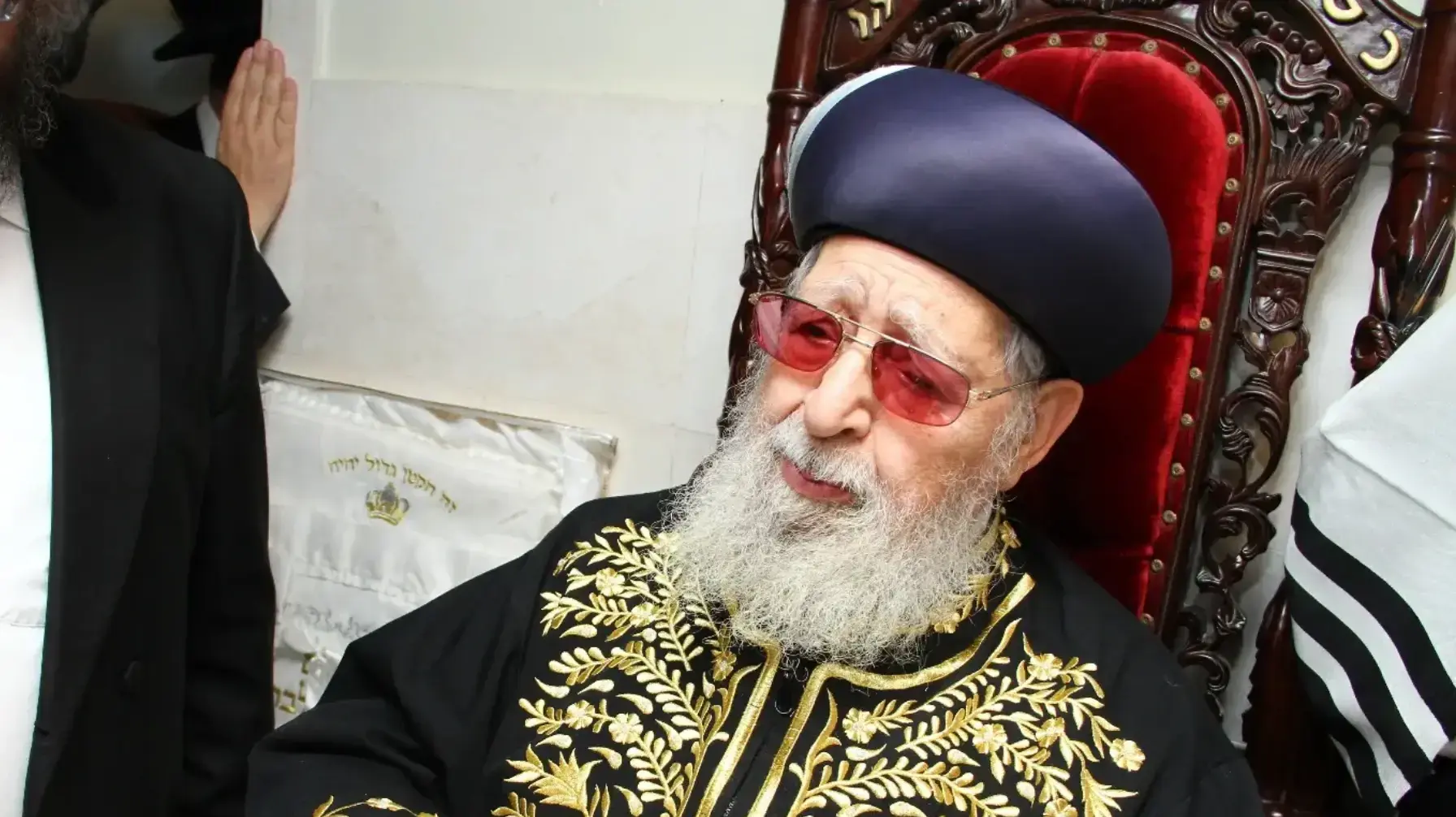 הרב עובדיה יוסף עם אחד מגביעיו באירוע ברית מילה