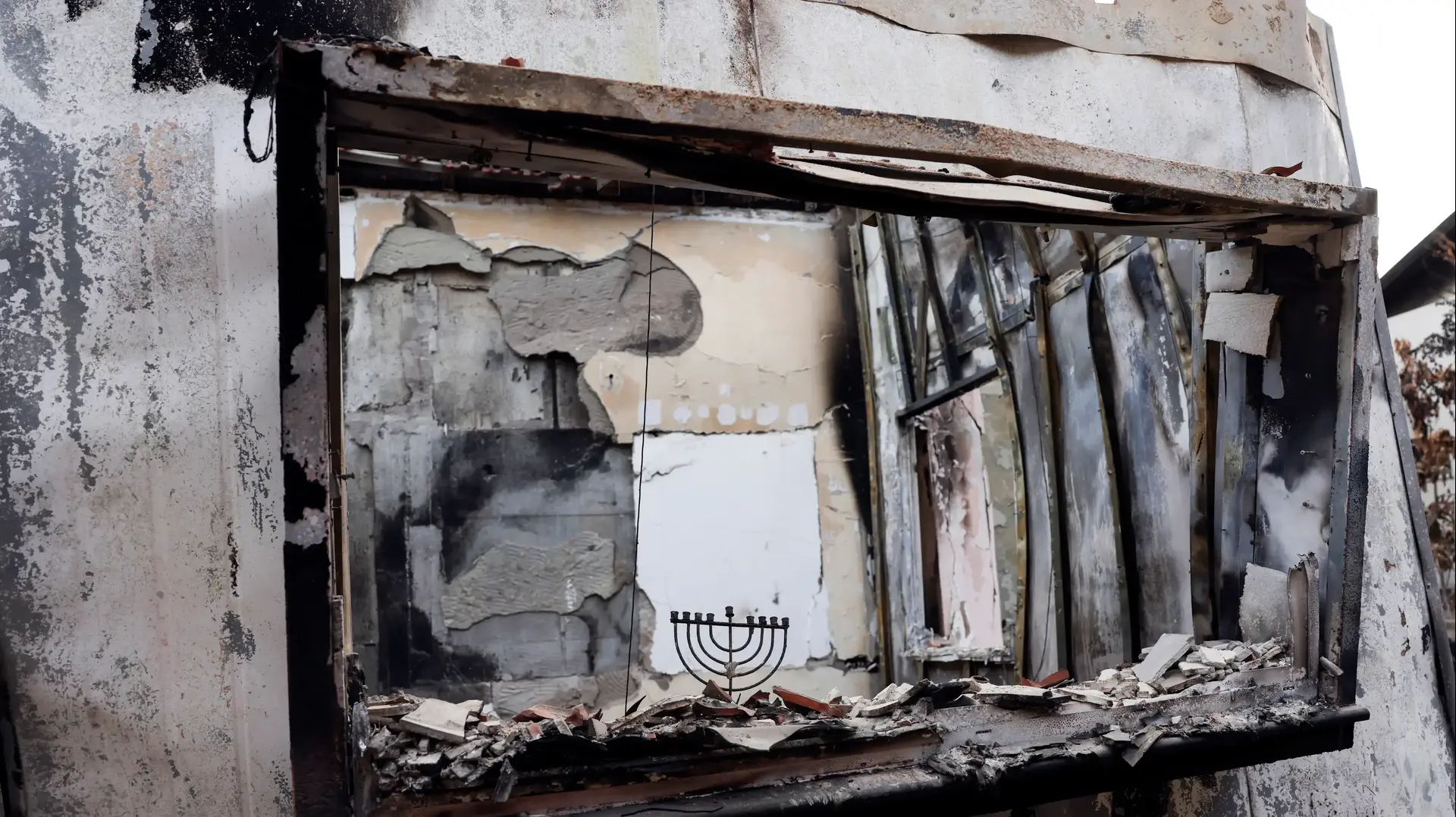 חנוכייה על שרידי אדן חלון שרוף, לאחר הסתננות מחבלים חמושים של חמאס מרצועת עזה, בקיבוץ בארי בדרום ישראל, 17 באוקטובר 2023. חנוכייה על שרידי אדן חלון שרוף, לאחר הסתננות מחבלים חמושים של חמאס מרצועת עזה, בקיבוץ בארי בדרום ישראל, 17 באוקטובר 2023.
