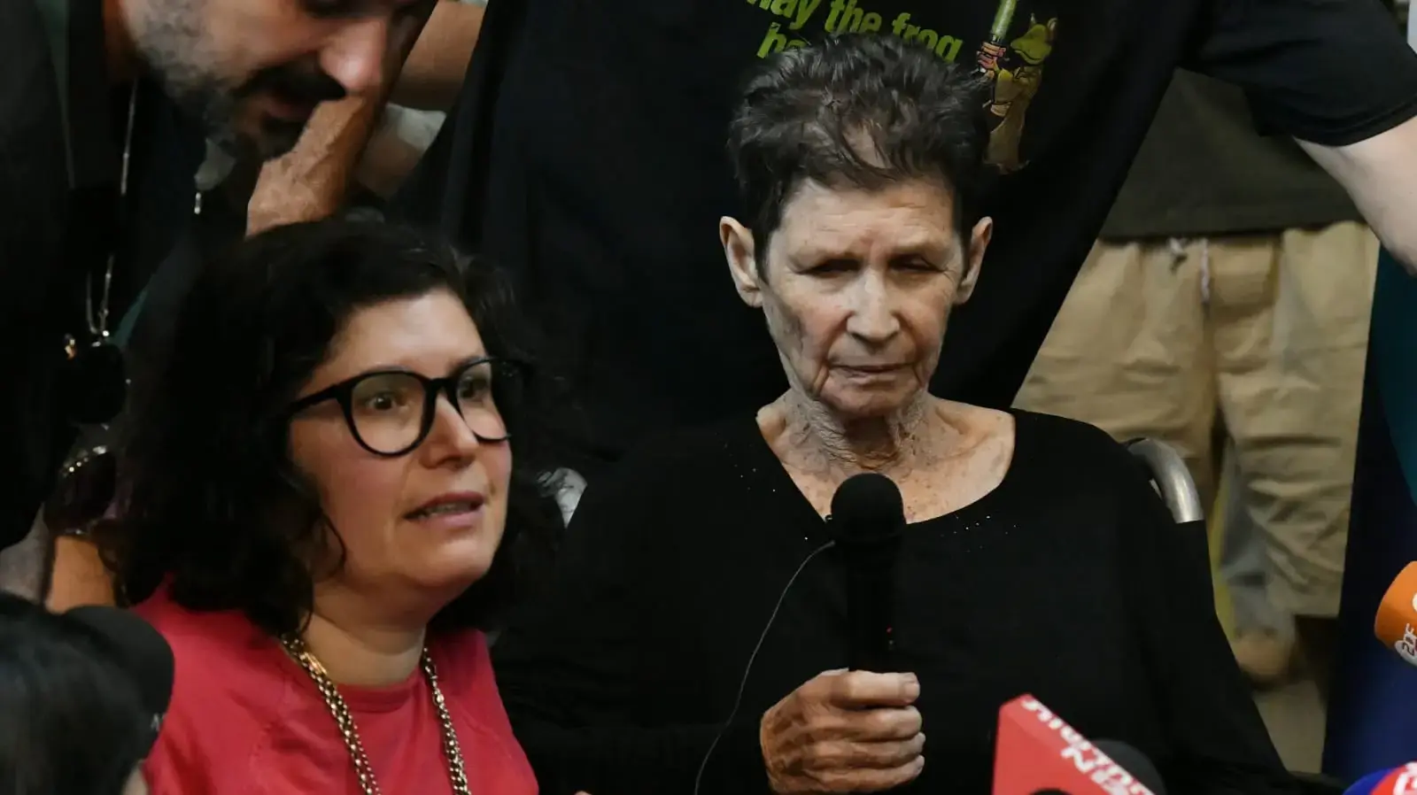 יוכבד ליפשיץ ששוחררה משבי חמאס בעזה,  בהצהרה במרכז הרפואי באיכילוב, תל אביב. 24 באוקטובר 2023