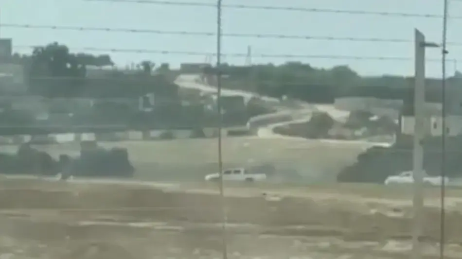 תיעוד מחבלי חמאס בטנדרים לבנים על גדר הגבול עם ישראל כחודש לפני מתקפת הטרור של חמאס