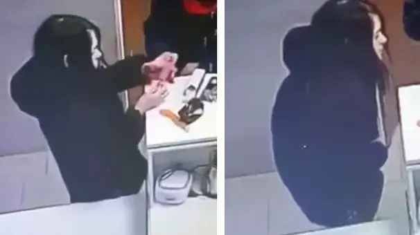 לקוחה מנסה צעצוע מין בחנות