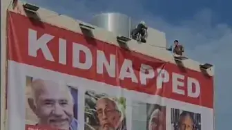 שלט החטופים הגדול בעולם עלה בישראל באמצעות חוליית סנפלינג מיוחדת. השלט מתמקד בסבתות ובסבים שנחטפו וכתוב גם בערבית "זו יכולה להיות סבתא שלך*
