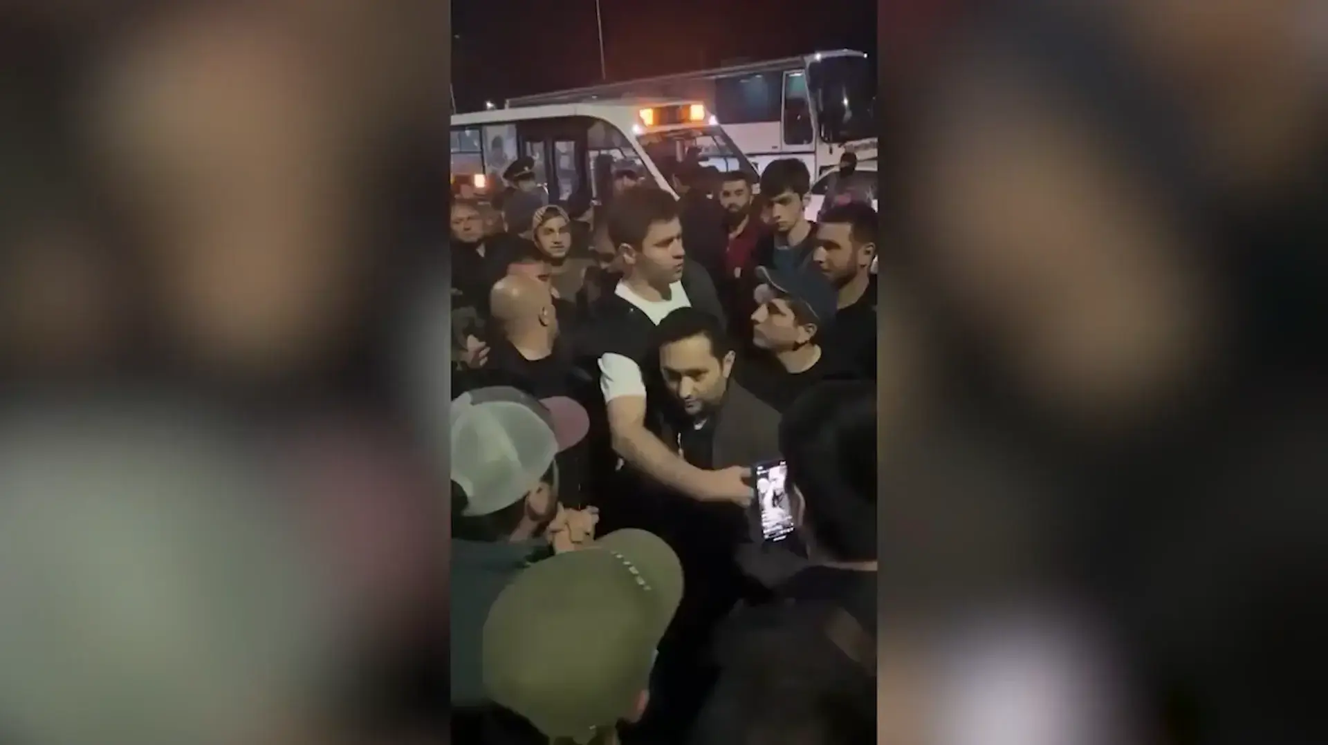 איש שנחשד כיהודי נעצר בידי ההמון בשדה התעופה בדאגסטאן
29.10.23 איש שנחשד כיהודי נעצר בידי ההמון בשדה התעופה בדאגסטאן
29.10.23
