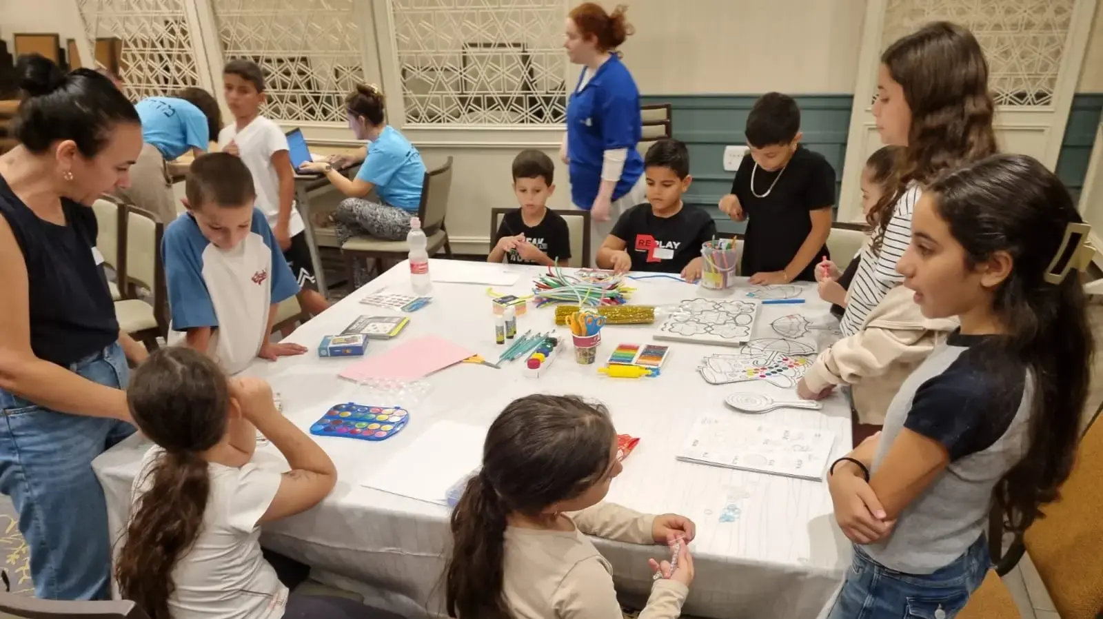 כיתות לימוד מותאמות גיל לילדי המשפחות המפונות במלון קראון פלזה תל אביב