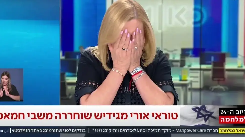 אילה חסון מתרגשת בעת הגשת חדשות בכאן 11, כשנודע לה שצה"ל שחרר במהלך פעולה קרקעית ברצועת עזה את החיילת אורי מגידיש שנחטפה על ידי חמאס במלחמת עזה. שודר ב-30 באוקטובר 2023