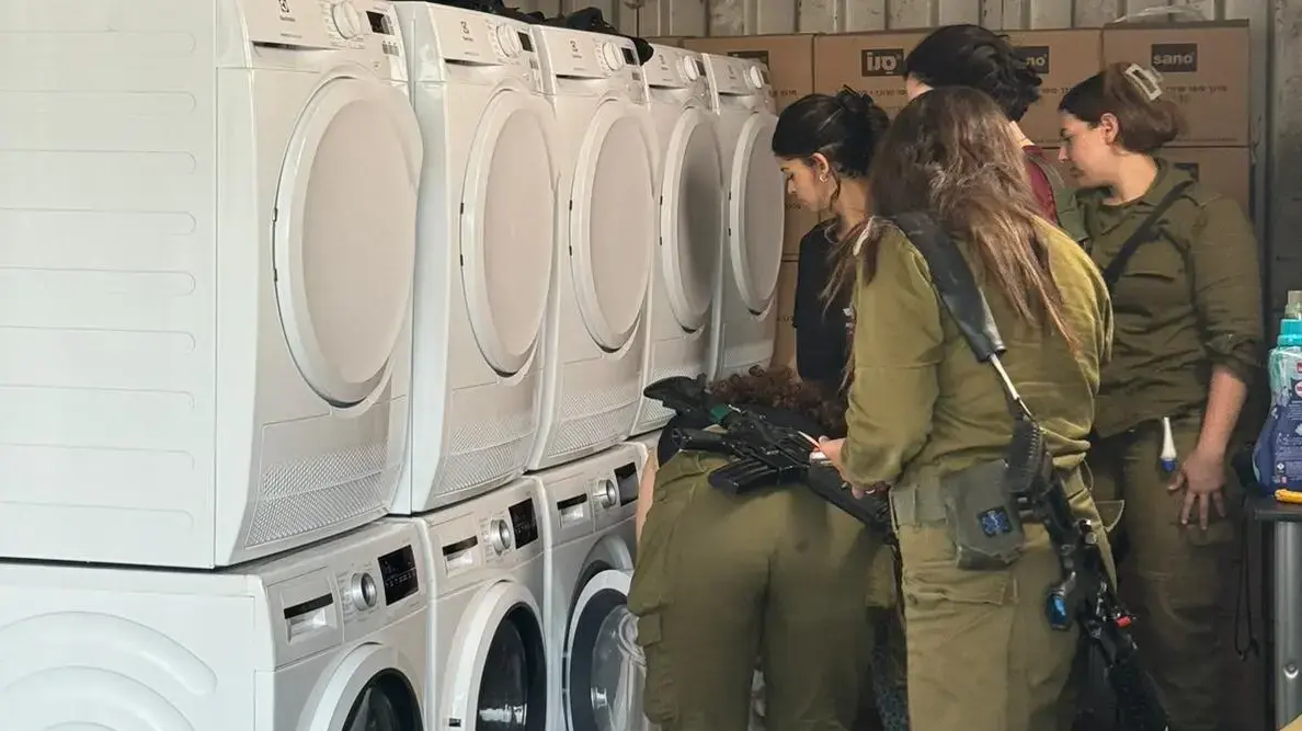 סנו מכבסת לחיילים בשטח