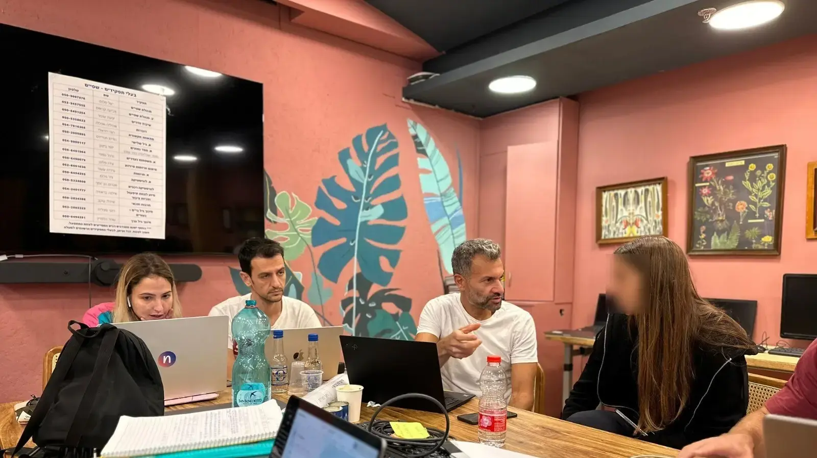 עובדי חברת Navan (לשעבר TripActions) מנפיקים כרטיסי אשראי וירטואליים למשפחות מפונות