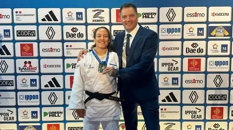 גילי שריר ג'ודאית ישראלית עם מדליית הכסף באליפות אירופה לצד מאמנה שני הרשקו
