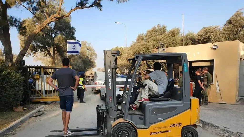 חברי קיבוץ בארי חוסמים את הכניסה לקיבוץ לפני הביקור של מירי רגב